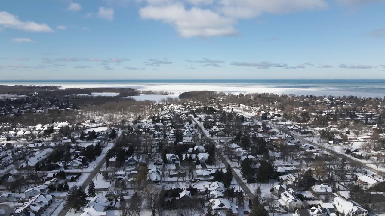Stoupající záběr dronem na Niagara-On-The-Lake, Ontario s jasnou oblohou