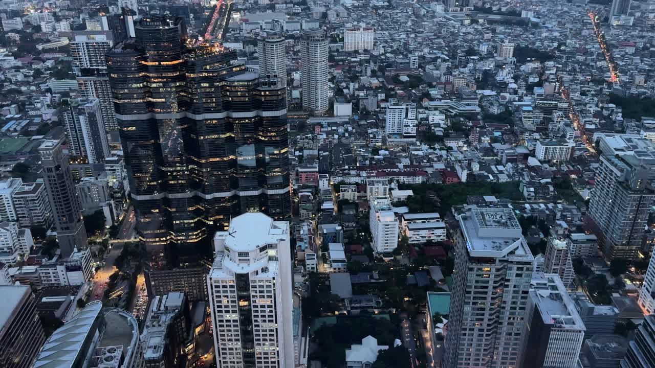 vista aérea de una ciudad densa por la noche