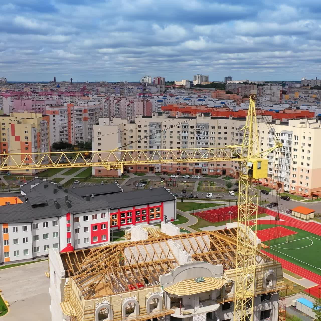 Velká rostlina obklopená zelenou přírodou. Konstrukce výroby na venkově v létě. Moderní průmyslový komplex na poli. Letecký pohled