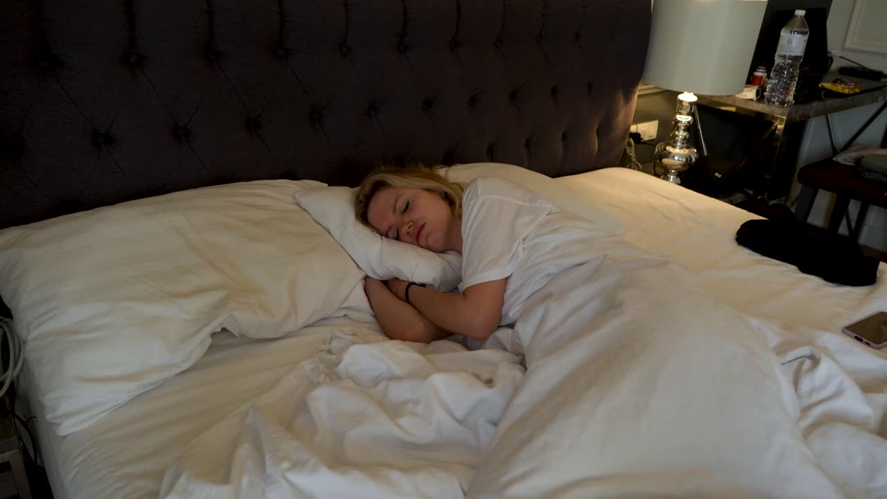 chica rubia tomando una siesta en el hotel, no se siente bien durante su estancia en tailandia