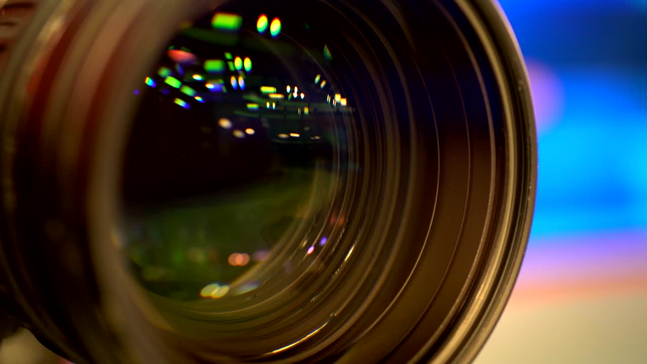 Processo di zoom-out dell'obiettivo interno di una videocamera in primo piano.