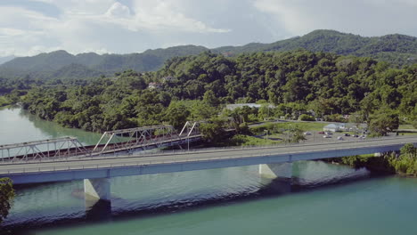 Vista-Aérea-Del-Río-Grande-En-Jamaica-Con-Los-Puentes-De-Carretera-Viejos-Y-Nuevos-En-La-Desembocadura-Del-Río-En-El-área-De-Burlington