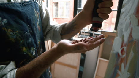 artista pintando con las manos