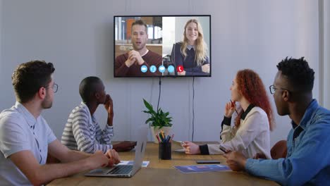 colegas de negocios creativos en videoconferencia en la sala de reuniones en una oficina moderna