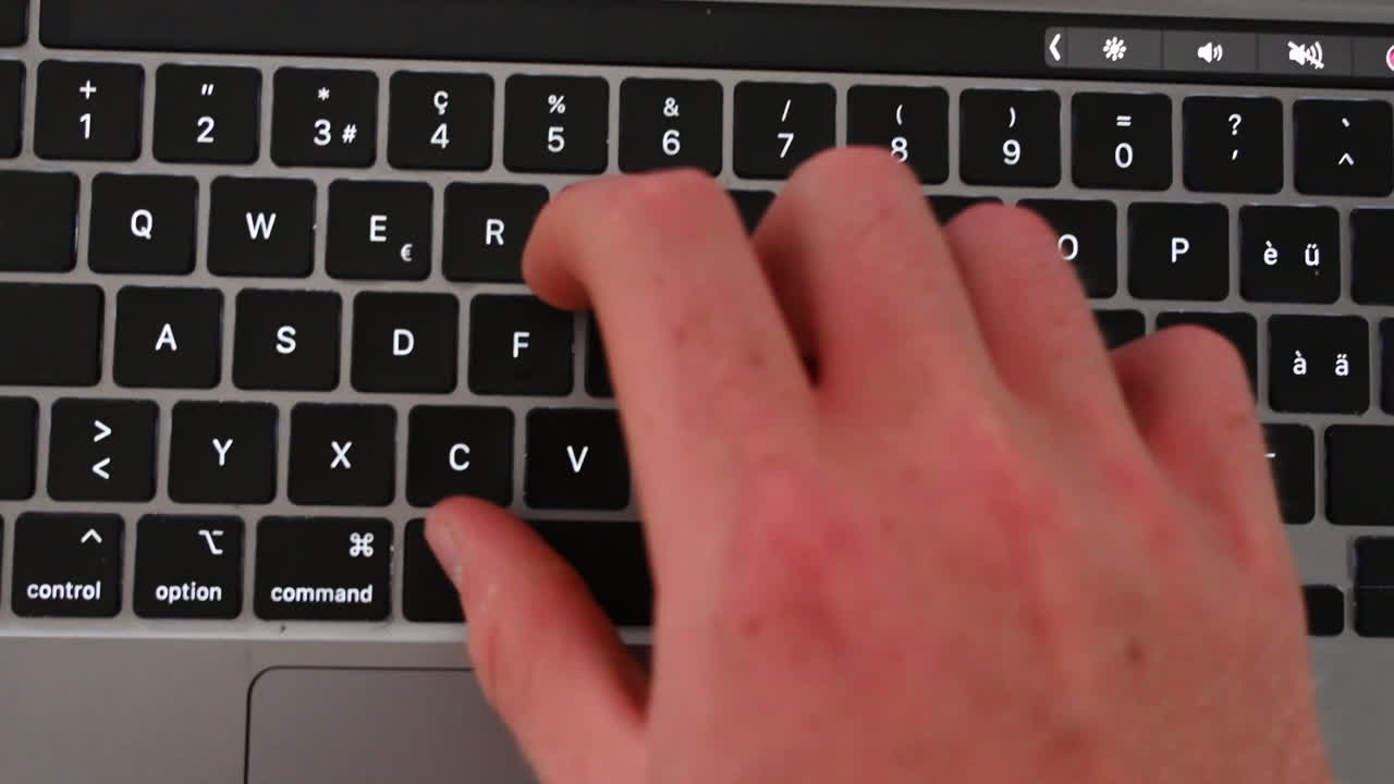 alguien trabaja en su computadora portátil, escribe un mensaje en el teclado, se comunica en línea, trabaja en un negocio