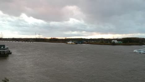 buque de carga vacío entrando al puerto en el río escalda en amberes, bélgica