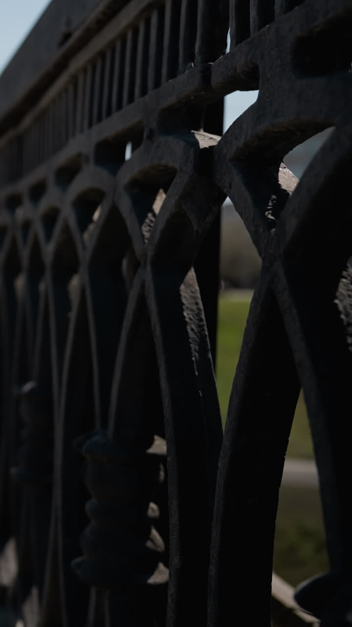 배경에 두 개의 움직이는 차량과 함께 도시 도로의 가까운 시각, 그것은 레일링에 의해 던진 그림자와 도로 장벽에 초점을 맞추고 있습니다