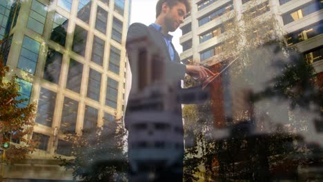 animación de time-lapse con personas caminando sobre empresario caucásico usando tableta
