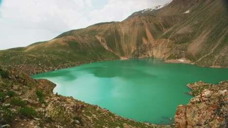 el lago arashan se encuentra a una altitud de 2.700 metros sobre el nivel del mar en uzbekistán.