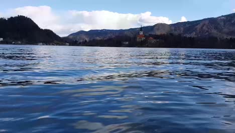 斯洛文尼亞湖 (slovenia lake),以島為背景