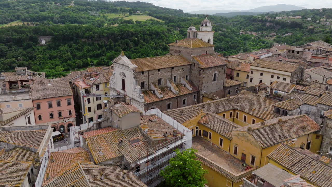 이탈리아 라치오의 오르테 마을 근처에 있는 대성당의 고대 정면