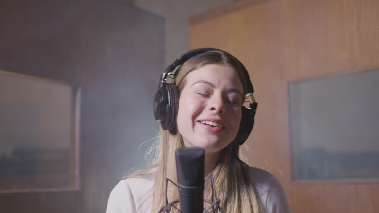 음악 스튜디오에서 일하는 아름다운 여성 가수