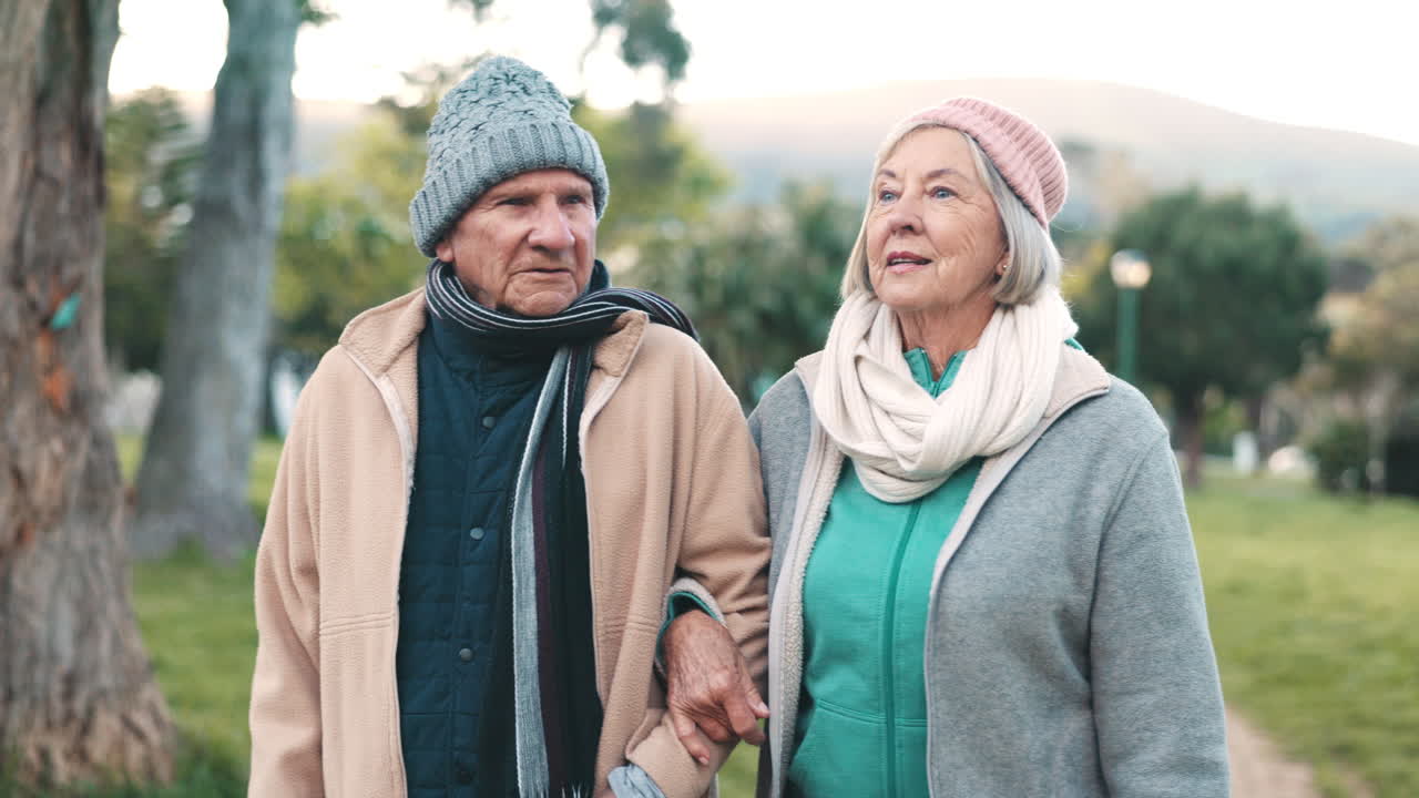 은 부부, 함께 공원에서 고 이야기