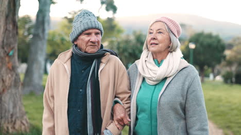 Pareja-De-Ancianos,-Caminando-Y-Hablando-Juntos-En-El-Parque