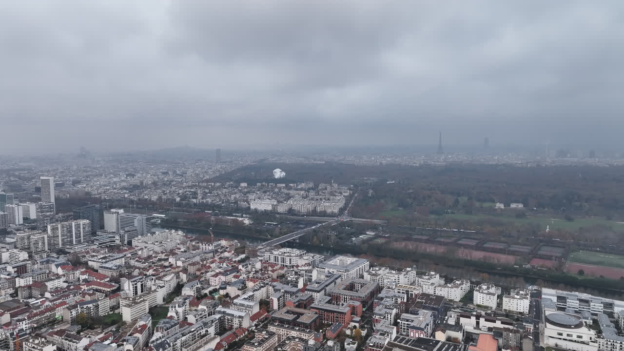 el moderno horizonte de la ciudad en la défense visto desde una altitud nublada.
