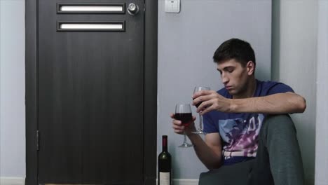 hombre sentado solo bebiendo vino