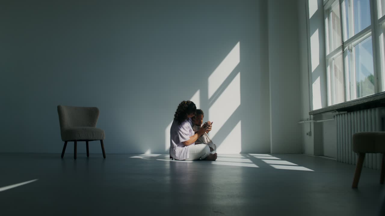 어머니와 아이가 빛에