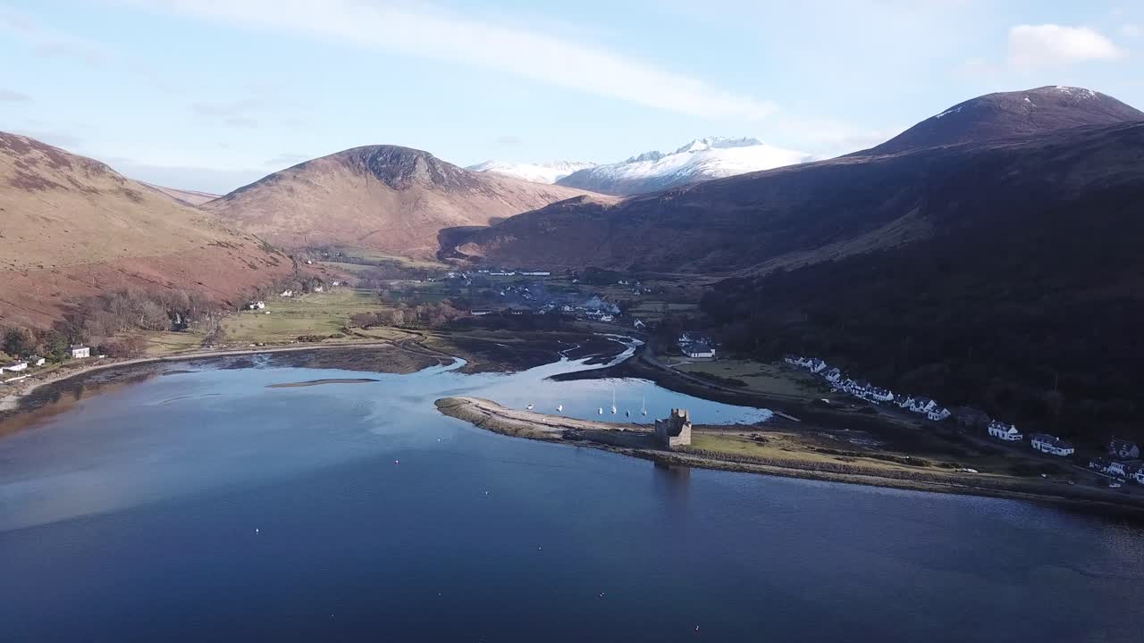 맑은 날 lochranza castle, arran 섬을 향한 넓은 공중 돌리