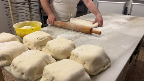 panadero artesanal prepara delicioso hojaldre casero en su taller