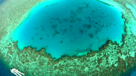 Toma-Aérea-De-Drones-Para-El-Sitio-De-Buceo-De-Arrecifes-De-Coral-De-Abu-Nuhas-En-El-Mar-Rojo-De-Egipto