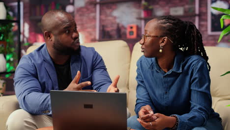 jóvenes freelancers afroamericanos en el sofá compartiendo una idea de negocio