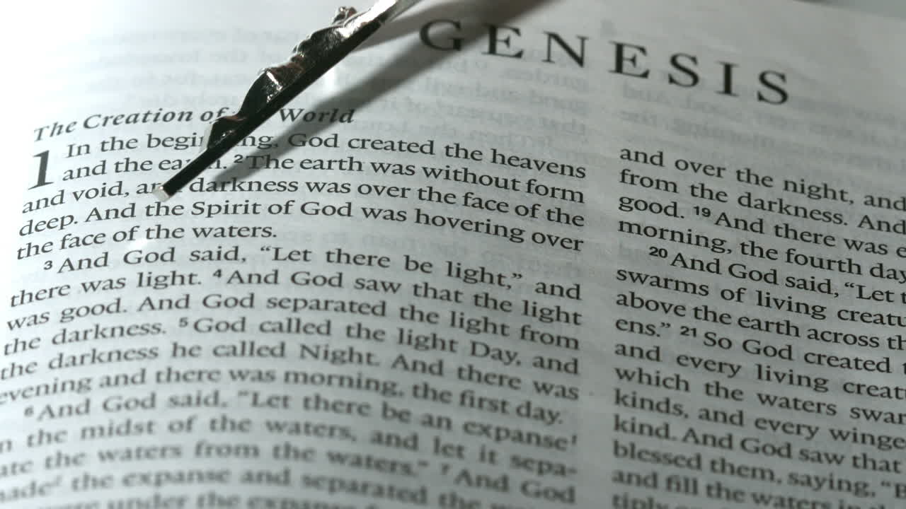 "로자리 구슬이 ""제네시스 책""에 떨어지는 모습"