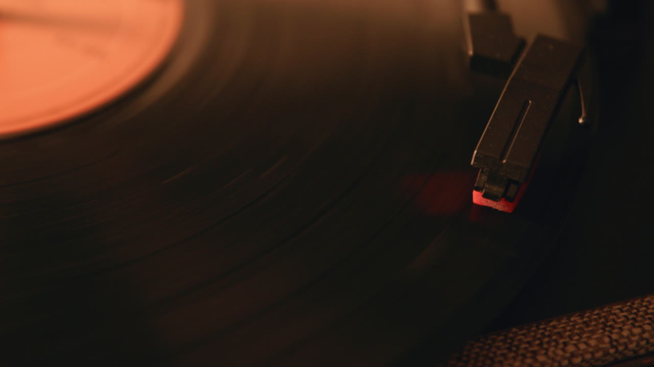 레코드 플레이어의 바늘이 레코드의 경로를 따라 흐르는 클로즈업 비디오 영상