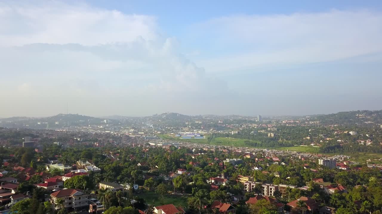 vecindario en la colina de muyenga en kampala, uganda, áfrica del este