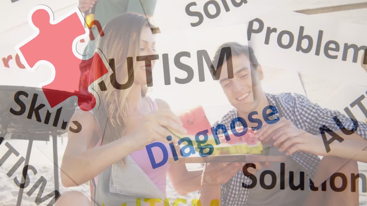 анимация красочных кусочков пазла и текста об аутизме над счастливыми друзьями на летней пляжной вечеринке