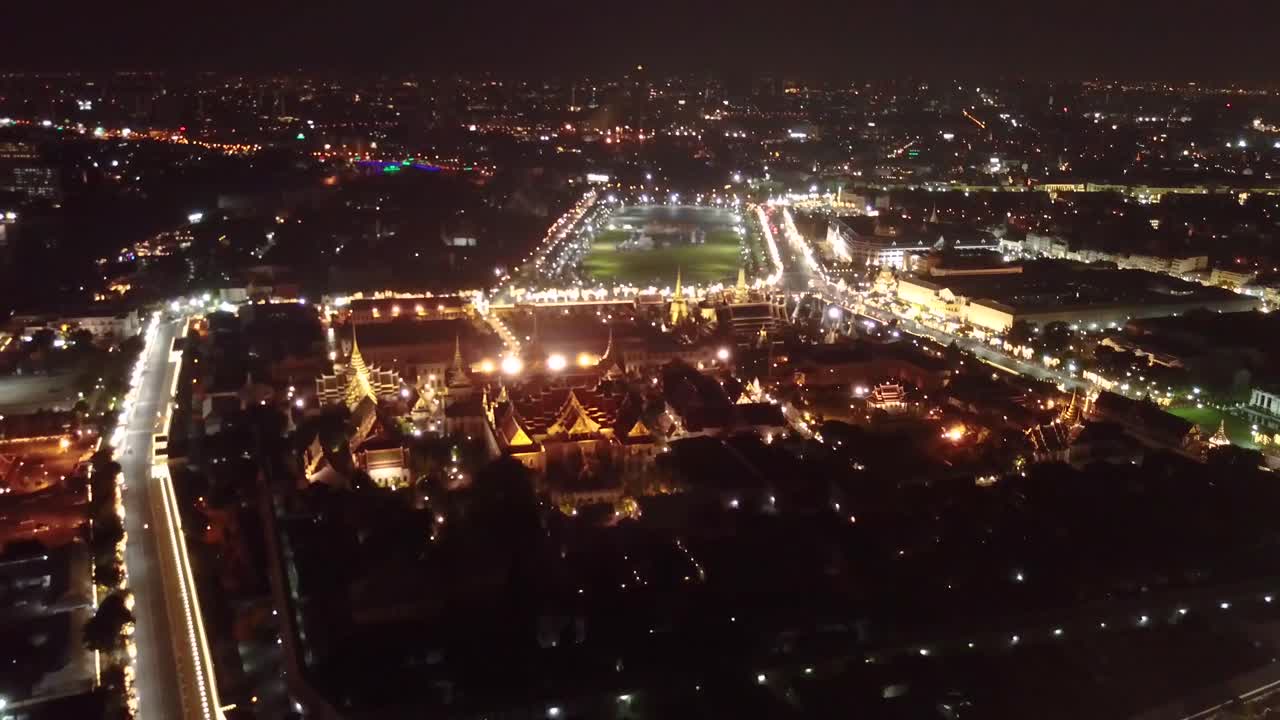 tomas nocturnas de drones de bangkok cerca del templo wat arun, uhd-3