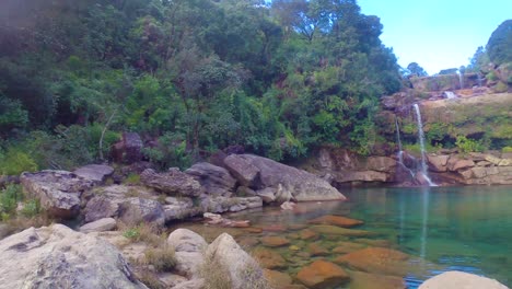 Cascada-Natural-Que-Cae-Desde-La-Cima-De-La-Montaña-Con-Un-Cielo-Azul-Espectacular-En-Los-Bosques