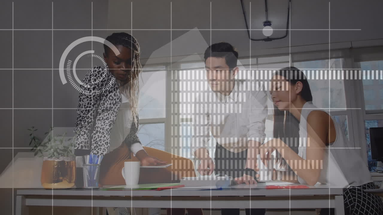 animación del procesamiento de datos en un grupo diverso de colegas que discuten juntos en la oficina