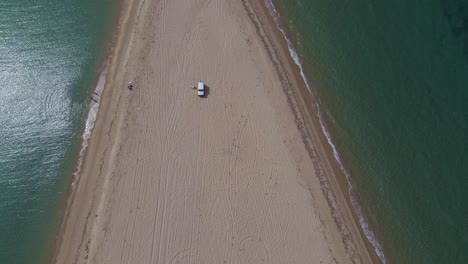 4k-Overhead-Clip-über-Einer-Halbinsel-Am-Tropischen-Strand-Von-Epanomi,-Chalkidiki,-Griechenland