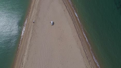 clip de avance de 4k sobre una península en la playa tropical de epanomi, halkidiki, grecia