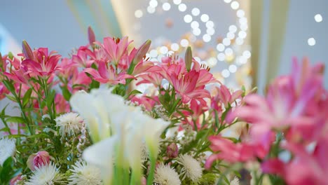 decoración de flores rosas y blancas en la entrada del hotel tiro de primer plano, tiro de empujón