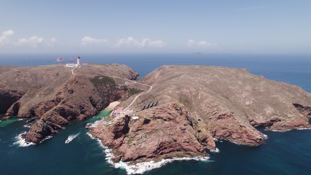 vista aérea acercándose a la isla del archipiélago de berlenga grande hacia el faro de la cima de la colina