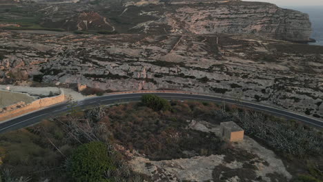 imágenes aéreas de un corredor, un hombre corriendo en las montañas