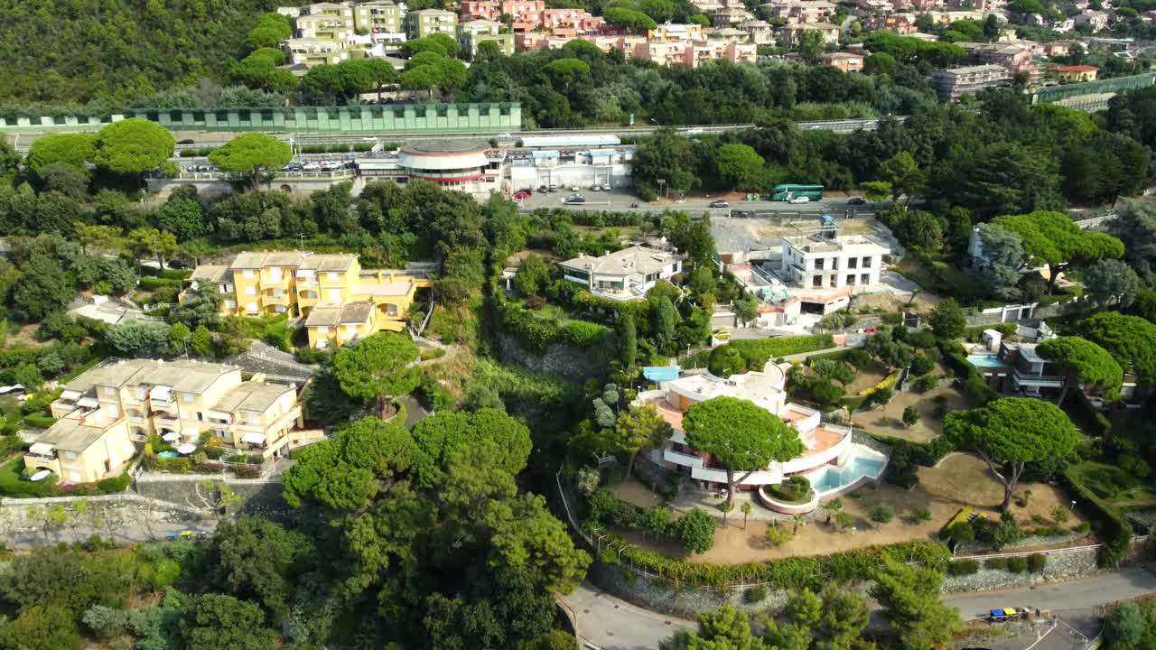 집 과 나무 가 있는 주거 지역 의 공중 사진