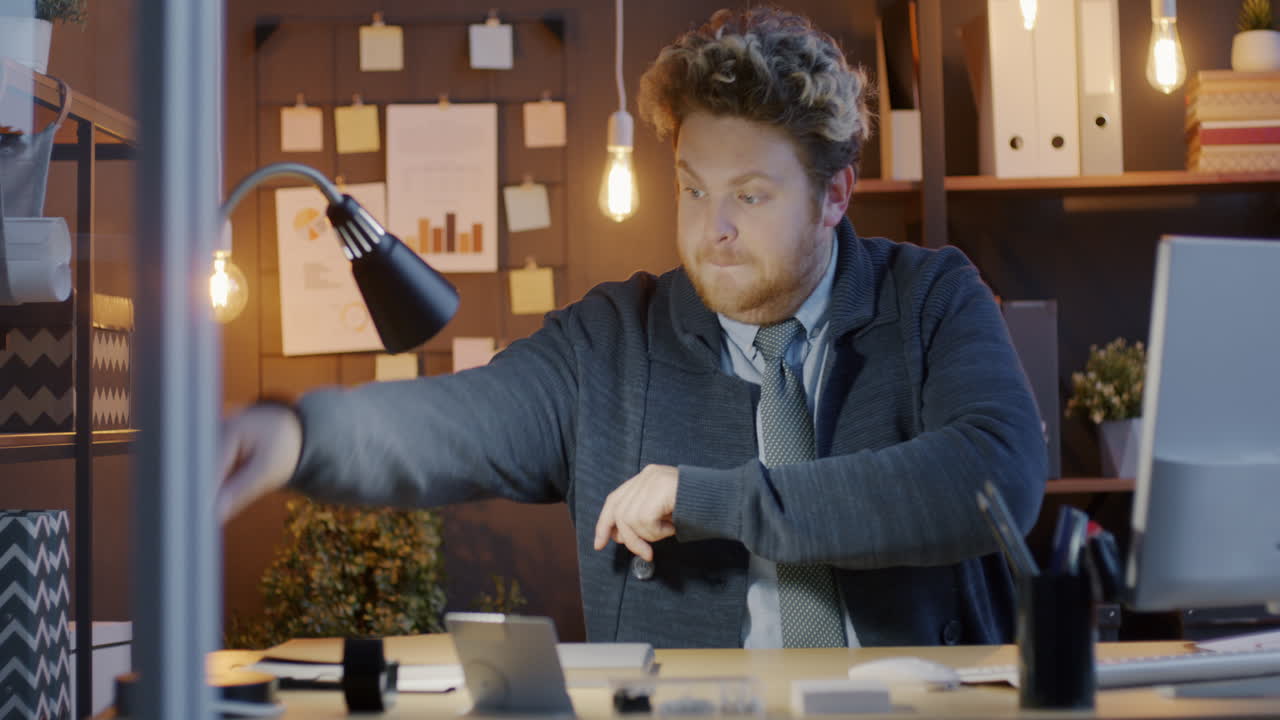 사무실에서 늦게 일하는 사업가