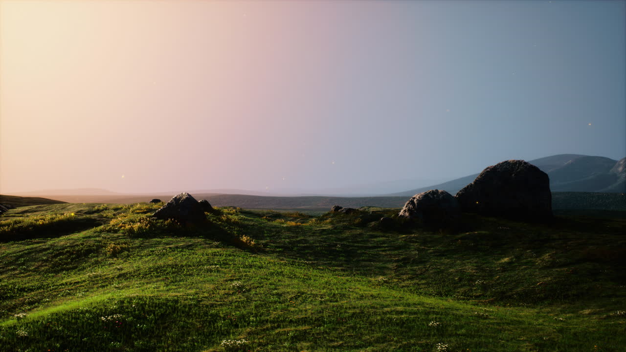밝은 해가 뜨는 동안 산 계곡