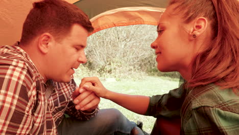 novio besando la mano de su hermosa novia