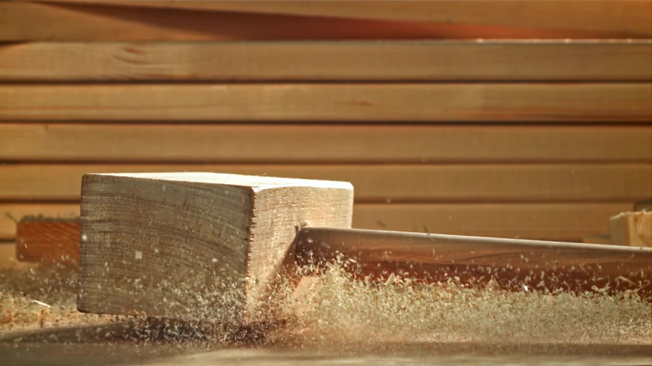 Holzhammer schiebt Sägemehl in Zeitlupe