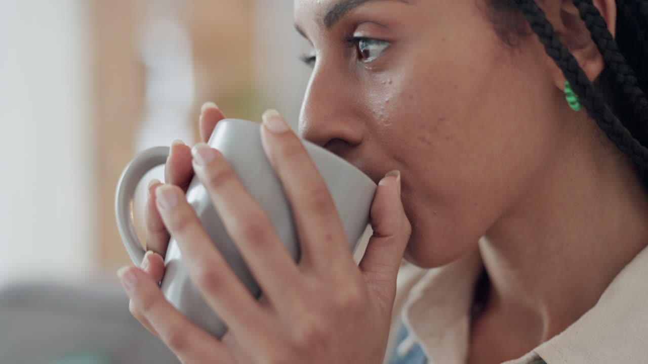 생각하고, 커피를 마시고, 집에서 사는 여자