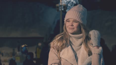 Mujer-Feliz-Arregla-El-Pelo-Largo-A-Mano-En-Manopla-En-La-Feria-De-Invierno