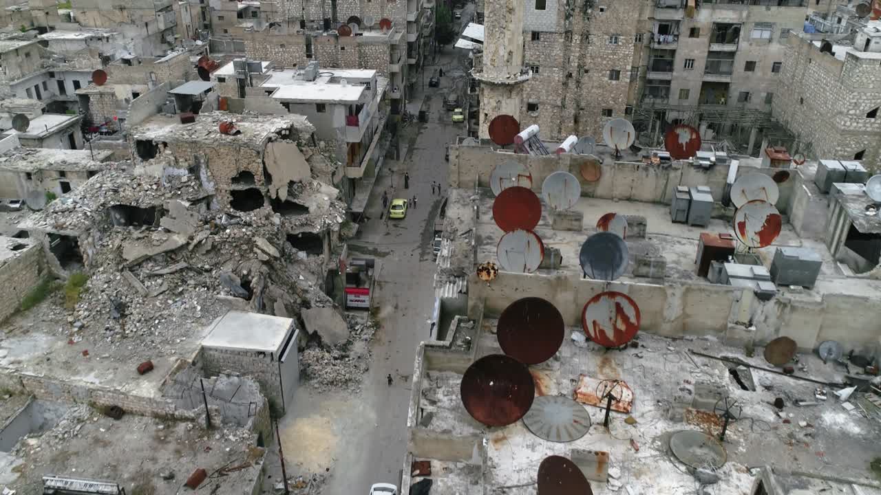 Vista drone sulle strade di Aleppo, Siria. La gente vive la propria vita tra le rovine della città 4K.