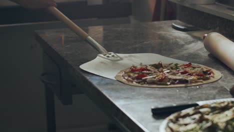 Rohe-Pizza-Auf-Der-Schaufel-Vor-Dem-Backen