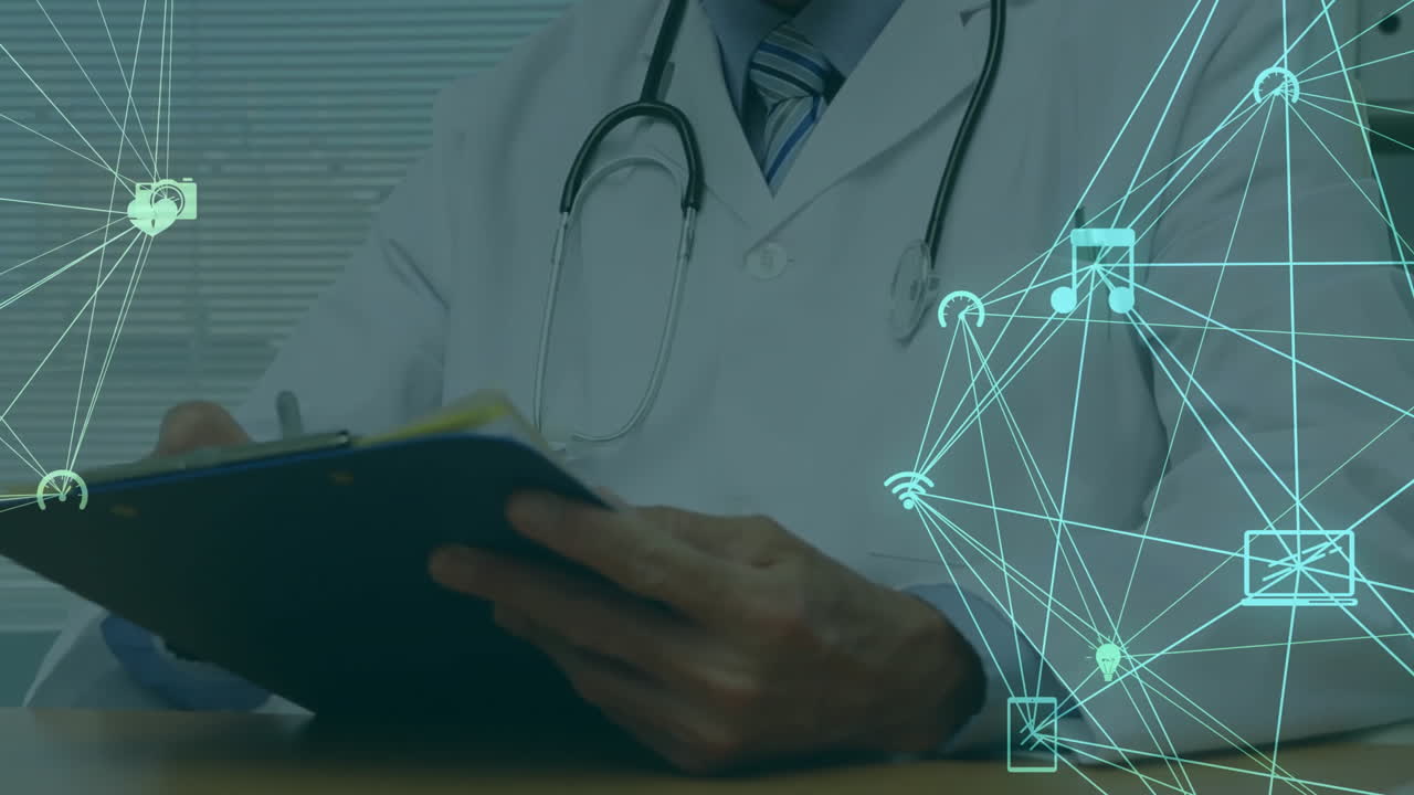 animación de la red de conexiones con iconos sobre el médico caucásico masculino tomando notas