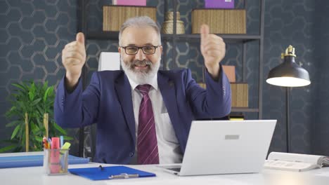 un hombre de negocios emocionado aplaudiendo a la cámara.