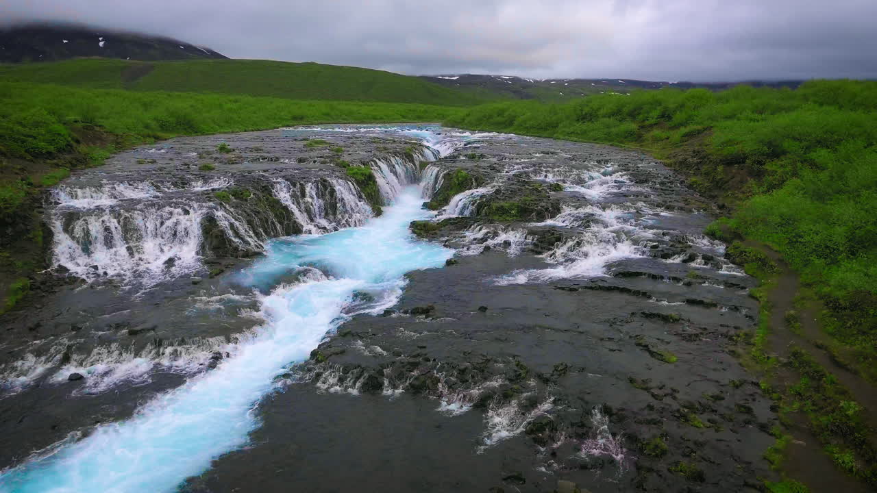 vista aérea desde un avión no tripulado de la cascada de bruarfoss en brekkuskogur, islandia.