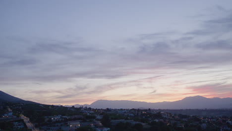 atardecer o amanecer tranquilo en un barrio con fondo de montaña